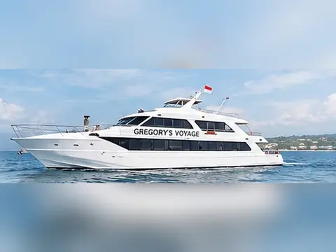 Private yacht — full-day island hopping